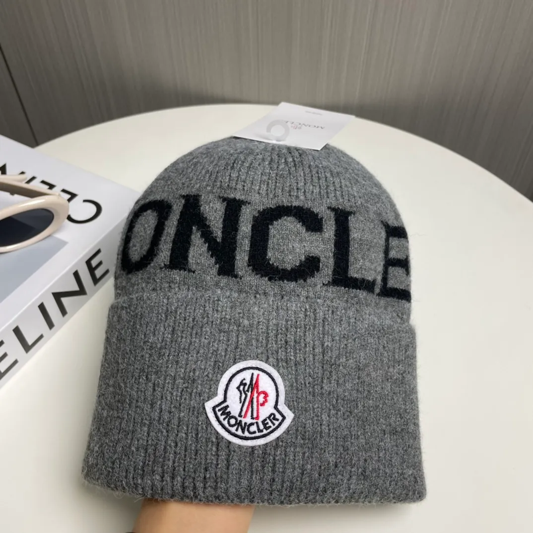 P60 Moncler 💥 Official website classic knitted hat, replica of the original. Very soft and skin-friendly, very elastic 💓 Textured and very versatile style ~ Warm cashmere woolen hat, one size fits all and elastic ~ Unisex, can be worn by any head size. Super quality, highly recommended