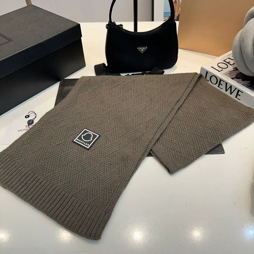 P110 MONCLER classic suit hat! Hat ➕Scarf! Cashmere and Rabbit Velvet Quality! It's warm and super comfortable~A great tool for young ladies to reduce their age in winter~This winter, all you need is a set of hats~It's warm and fashionable! Unisex model! Can be made as a couple model! Complete range of anti-counterfeiting labels and elevators! Many styles, welcome to choose!!