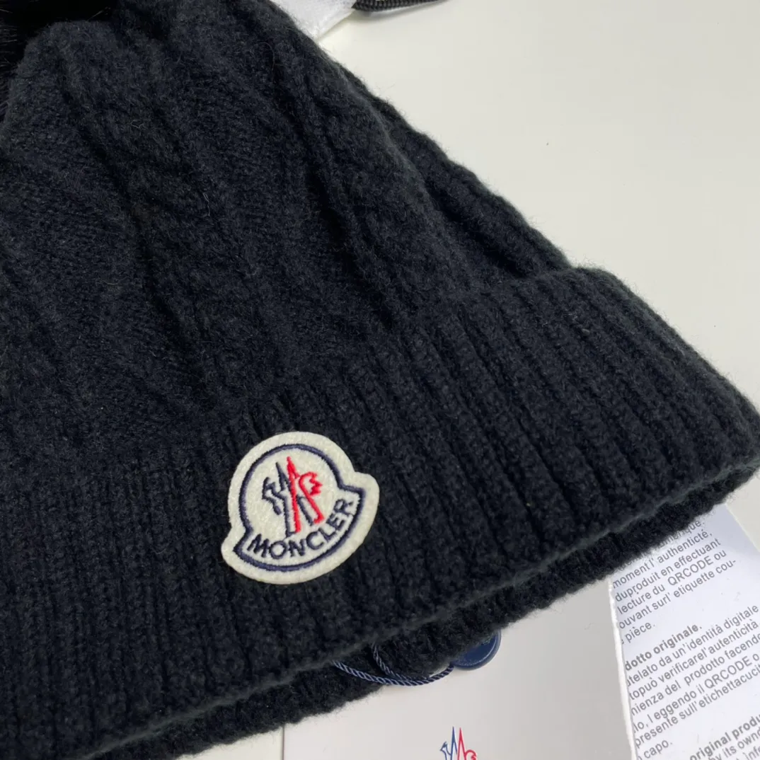 P90 with dust bag Moncler👒Classic original single-mouthed knitted wool hat, made of selected wool fabrics with ultra-high wool content‼ ️It feels super soft and has excellent elasticity. The rabbit fur ball is high-end, age-reducing and super warm!