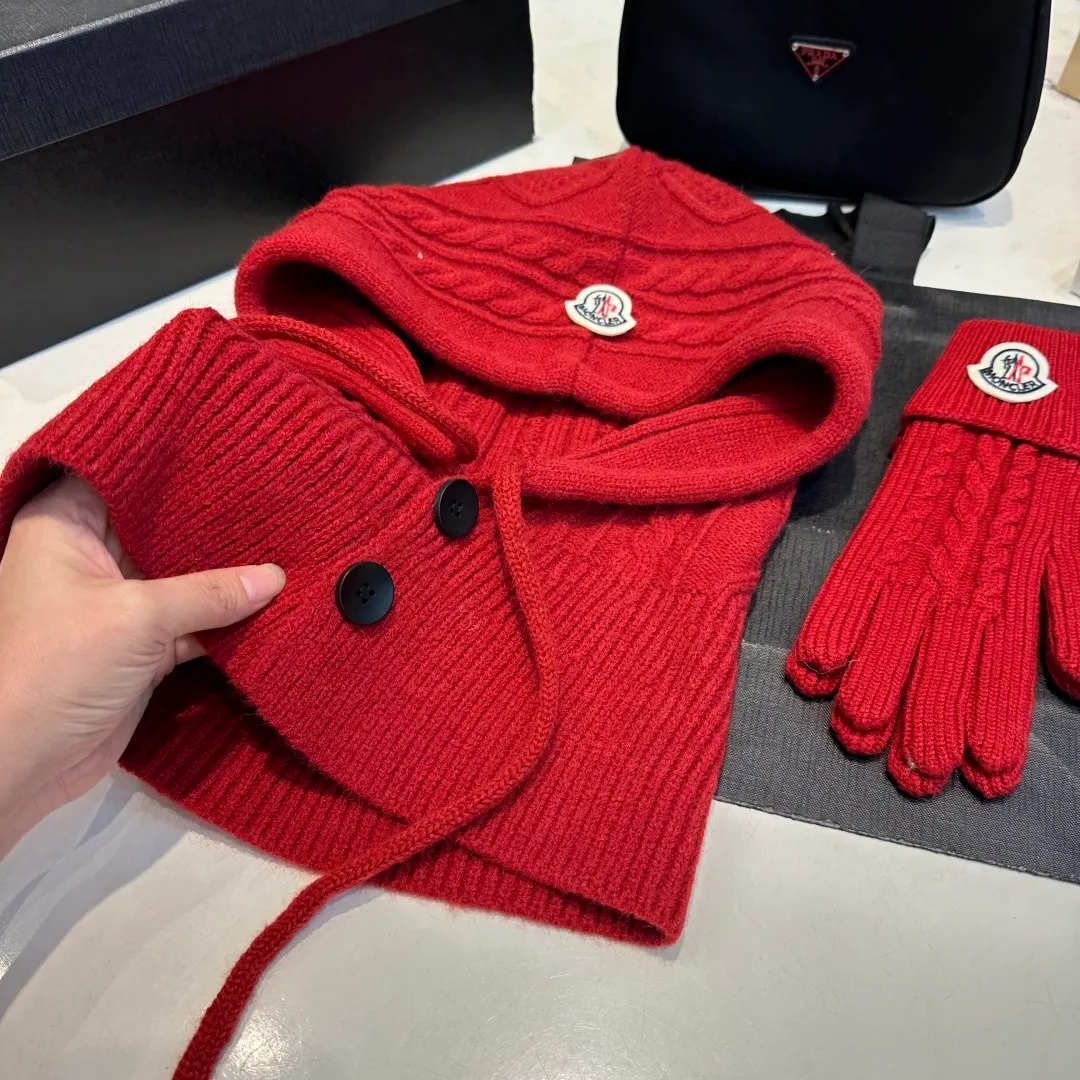 p140 Moncler Mouth Cover Set Hat + Gloves Autumn and Winter Knitted Beanie Hat This must be my favorite of minimalism. It is clean, neat, fashionable and versatile, and will definitely not be picky about your face shape! A fashionable classic that lasts forever!