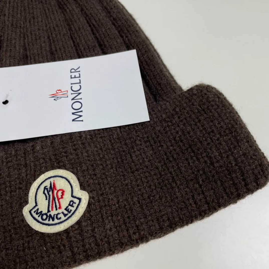 P60 comes with a dust bag for Moncler💥 Official website classic knitted hat, replica of the original. Very soft and skin-friendly, very elastic 💓 Textured and very versatile style ~ Warm cashmere woolen hat, one size fits all and elastic ~ Unisex, can be worn by any head size. Excellent quality, highly recommended