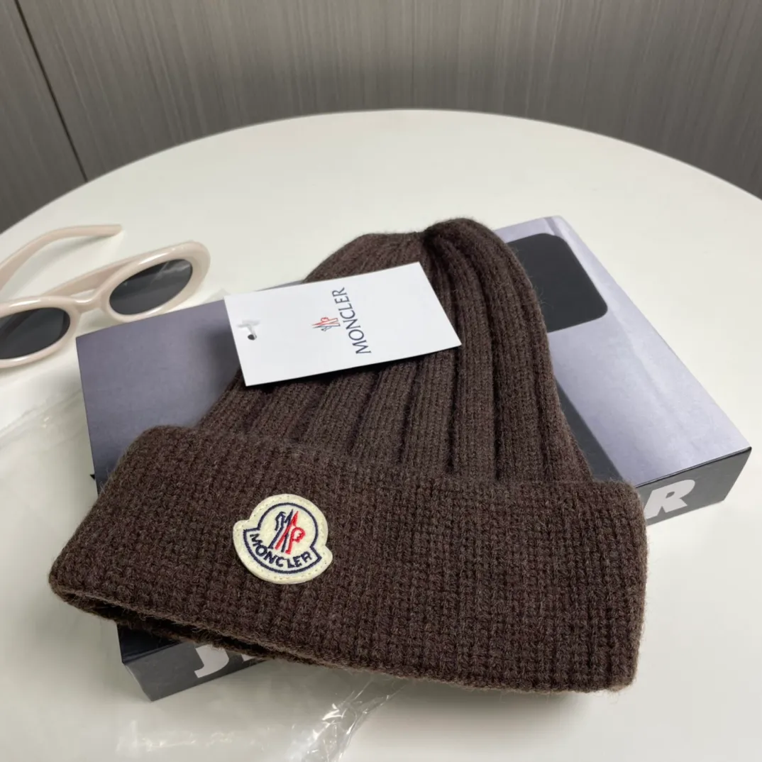 P60 comes with a dust bag for Moncler💥 Official website classic knitted hat, replica of the original. Very soft and skin-friendly, very elastic 💓 Textured and very versatile style ~ Warm cashmere woolen hat, one size fits all and elastic ~ Unisex, can be worn by any head size. Excellent quality, highly recommended