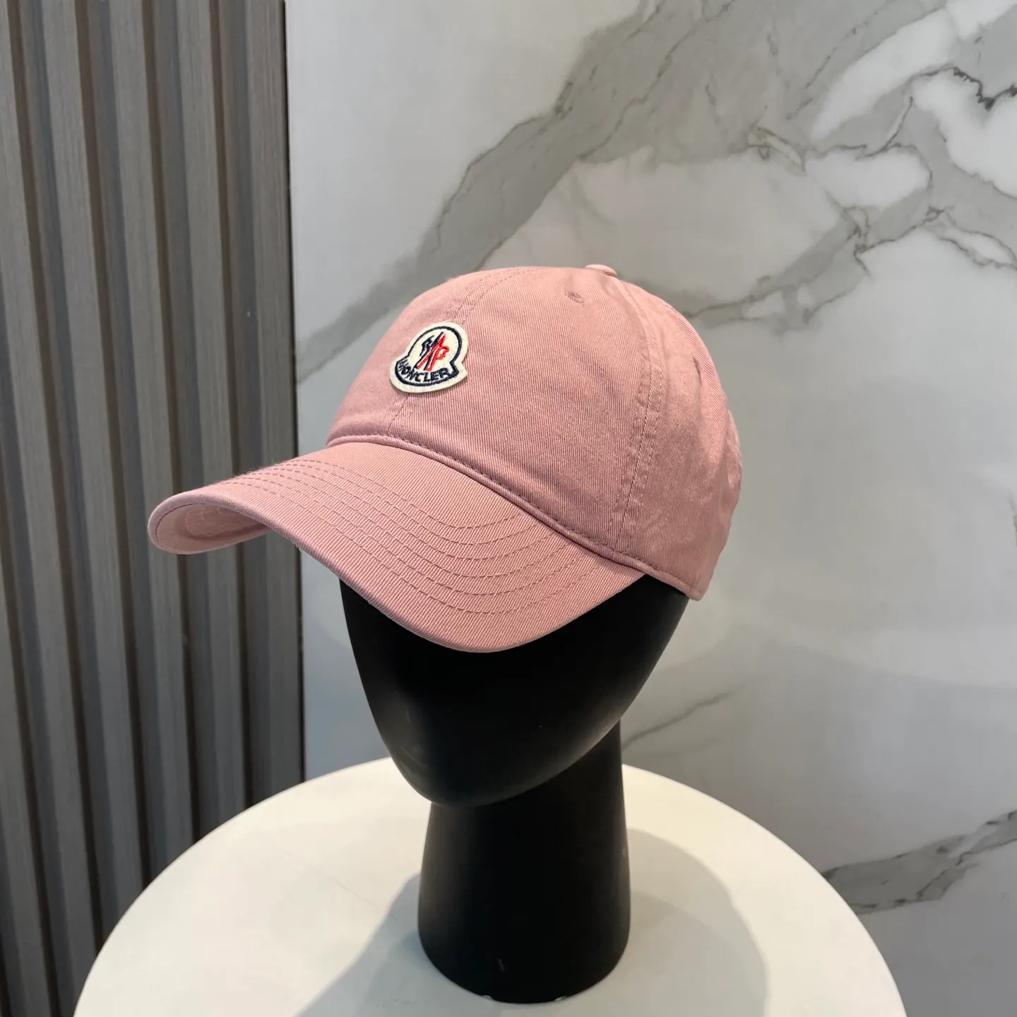 P50 MONCLER new baseball cap, a fashionable street item with a very good style, a favorite among Internet celebrities and fashion bloggers! High quality, comfortable and breathable, concave shape looks good