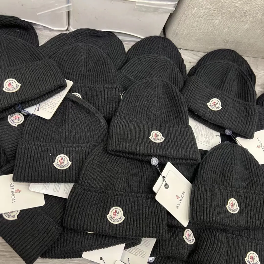 Moncler muzzle knitted hat