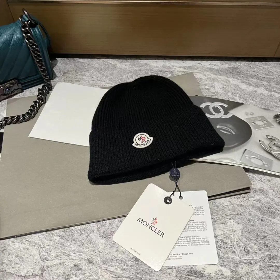 Moncler muzzle knitted hat