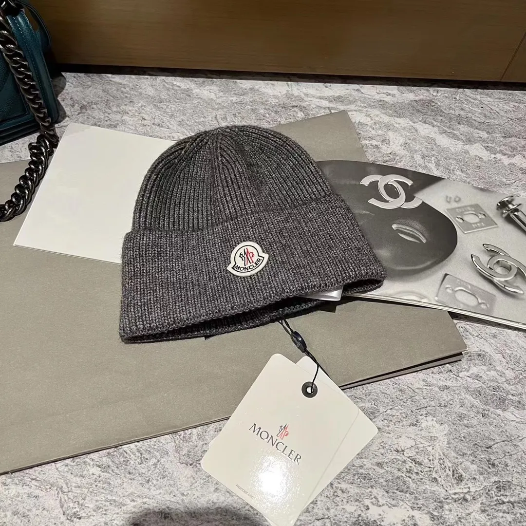Moncler muzzle knitted hat