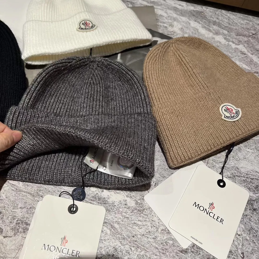 Moncler muzzle knitted hat