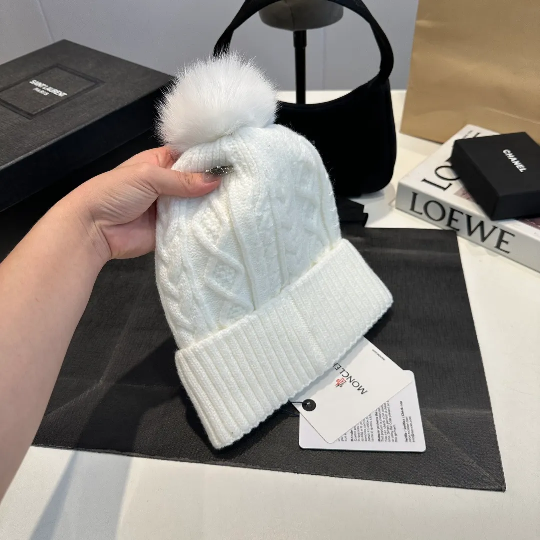 P90 high version Moncler Moncler 💥 Official website classic knitted hat, replica of the original. Very soft and skin-friendly, very elastic 💓 Textured and very versatile style ~ Warm cashmere woolen hat, one size fits all and elastic ~ Unisex, can be worn by any head size. Super quality, highly recommended