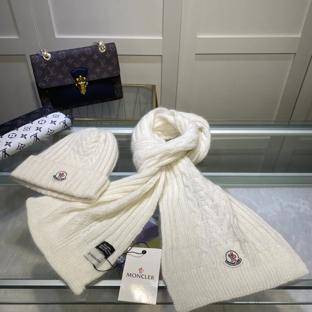 P170 MONCLER classic suit hat! Hat ➕Scarf! Cashmere and Rabbit Velvet Quality! It's warm and super comfortable~A great tool for young ladies to reduce their age in winter~This winter, all you need is a set of hats~It's warm and fashionable! Unisex model! Can be made as a couple model! Complete range of anti-counterfeiting labels and elevators! Many styles, welcome to choose!!