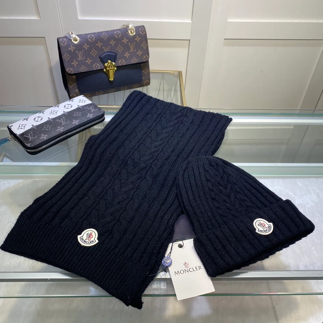P170 MONCLER classic suit hat! Hat ➕Scarf! Cashmere and Rabbit Velvet Quality! It's warm and super comfortable~A great tool for young ladies to reduce their age in winter~This winter, all you need is a set of hats~It's warm and fashionable! Unisex model! Can be made as a couple model! Complete range of anti-counterfeiting labels and elevators! Many styles, welcome to choose!!