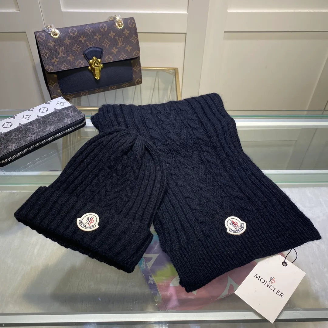 P170 MONCLER classic suit hat! Hat ➕Scarf! Cashmere and Rabbit Velvet Quality! It's warm and super comfortable~A great tool for young ladies to reduce their age in winter~This winter, all you need is a set of hats~It's warm and fashionable! Unisex model! Can be made as a couple model! Complete range of anti-counterfeiting labels and elevators! Many styles, welcome to choose!!