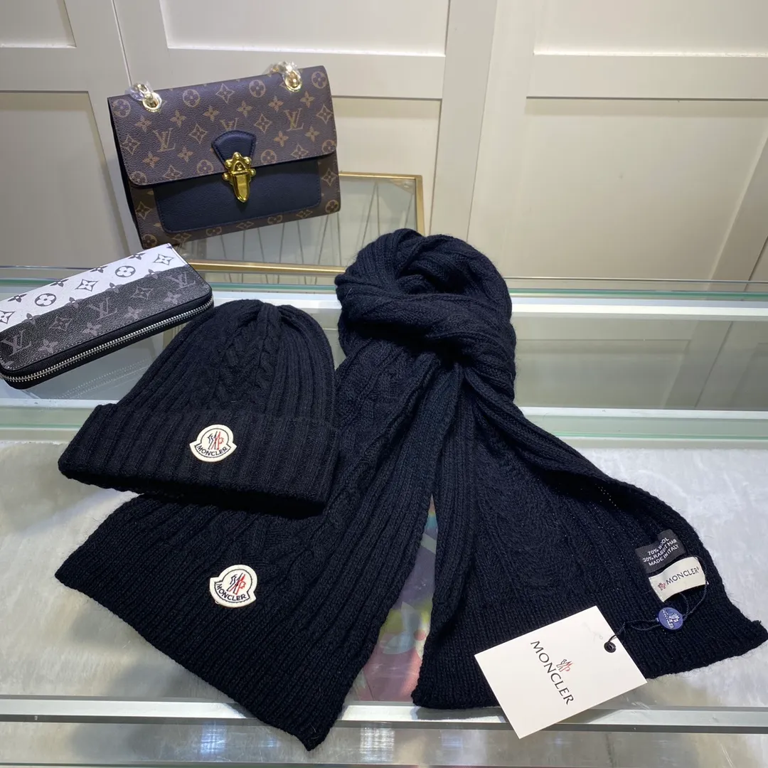 P170 MONCLER classic suit hat! Hat ➕Scarf! Cashmere and Rabbit Velvet Quality! It's warm and super comfortable~A great tool for young ladies to reduce their age in winter~This winter, all you need is a set of hats~It's warm and fashionable! Unisex model! Can be made as a couple model! Complete range of anti-counterfeiting labels and elevators! Many styles, welcome to choose!!