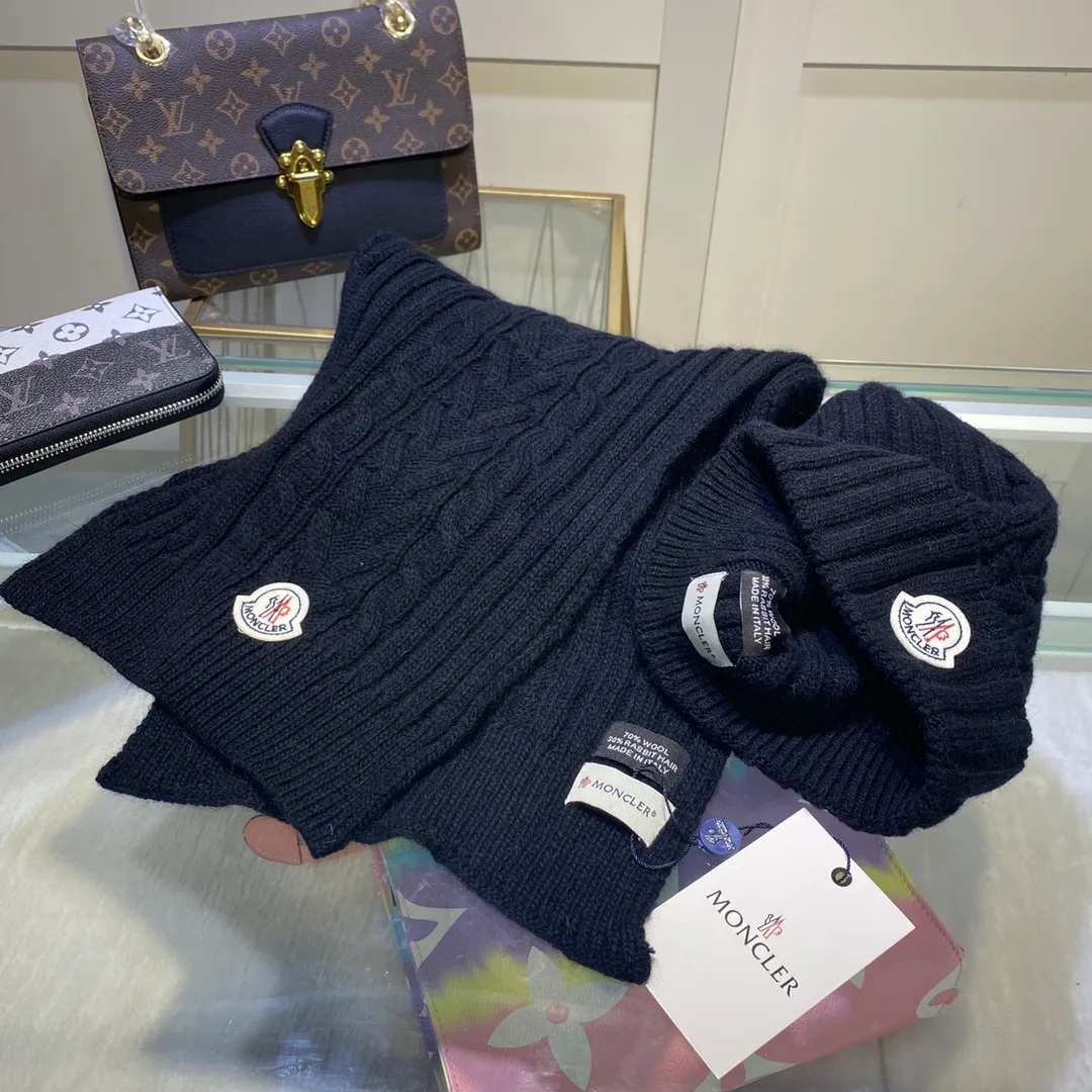 P170 MONCLER classic suit hat! Hat ➕Scarf! Cashmere and Rabbit Velvet Quality! It's warm and super comfortable~A great tool for young ladies to reduce their age in winter~This winter, all you need is a set of hats~It's warm and fashionable! Unisex model! Can be made as a couple model! Complete range of anti-counterfeiting labels and elevators! Many styles, welcome to choose!!