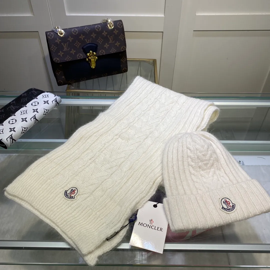 P170 MONCLER classic suit hat! Hat ➕Scarf! Cashmere and Rabbit Velvet Quality! It's warm and super comfortable~A great tool for young ladies to reduce their age in winter~This winter, all you need is a set of hats~It's warm and fashionable! Unisex model! Can be made as a couple model! Complete range of anti-counterfeiting labels and elevators! Many styles, welcome to choose!!