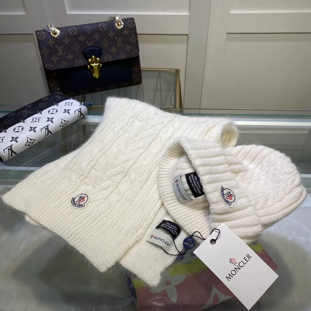 P170 MONCLER classic suit hat! Hat ➕Scarf! Cashmere and Rabbit Velvet Quality! It's warm and super comfortable~A great tool for young ladies to reduce their age in winter~This winter, all you need is a set of hats~It's warm and fashionable! Unisex model! Can be made as a couple model! Complete range of anti-counterfeiting labels and elevators! Many styles, welcome to choose!!