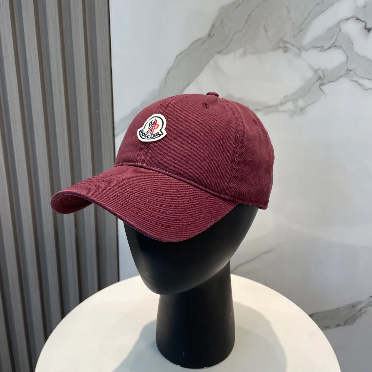 P50 MONCLER new baseball cap, a fashionable street item with a very good style, a favorite among Internet celebrities and fashion bloggers! High quality, comfortable and breathable, concave shape looks good
