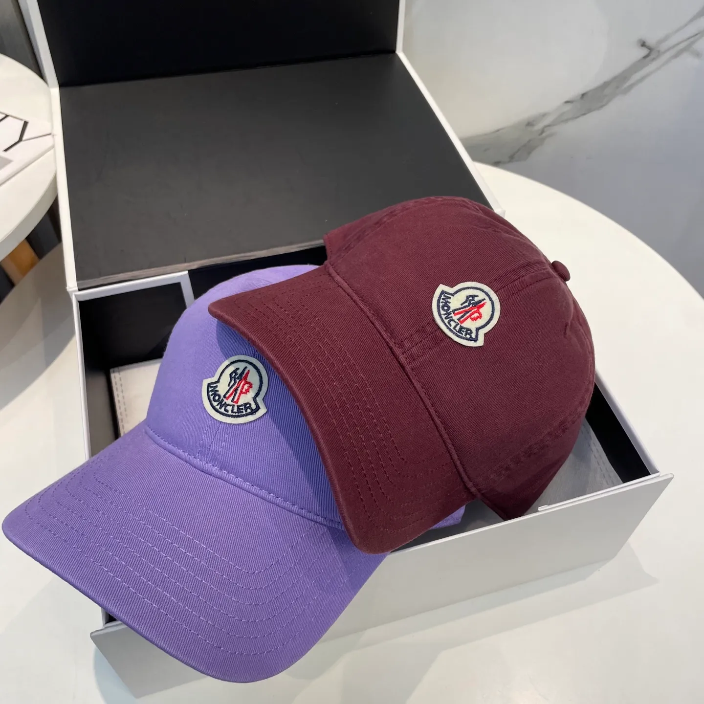 P50 MONCLER new baseball cap, a fashionable street item with a very good style, a favorite among Internet celebrities and fashion bloggers! High quality, comfortable and breathable, concave shape looks good