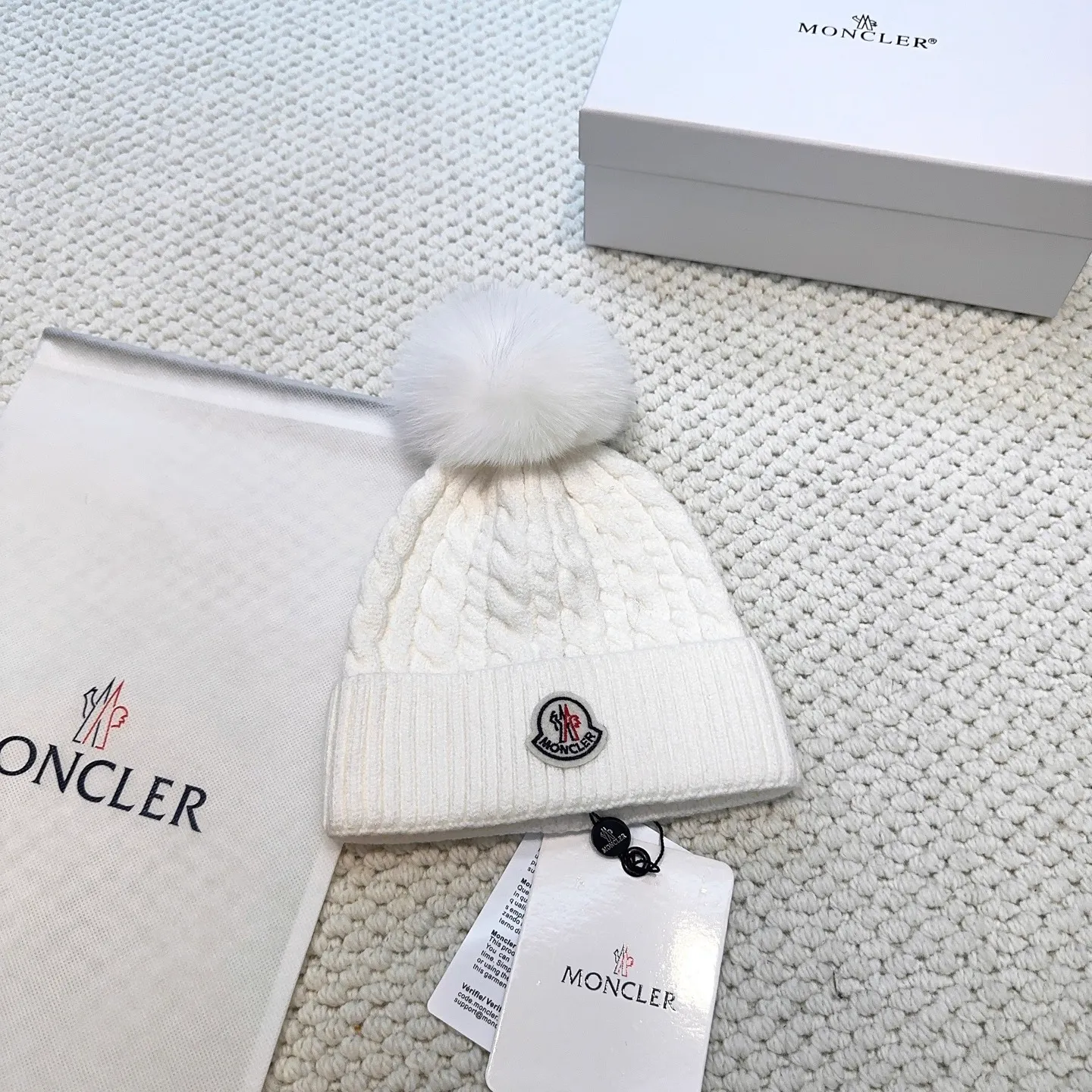P80 with dust bag, high version Moncler Moncler 💥Official website classic knitted hat, replica of the original. Very soft and skin-friendly, very elastic 💓 Textured and very versatile style ~ Warm cashmere woolen hat, one size fits all and elastic ~ Unisex, can be worn by any head size. Super quality, highly recommended
