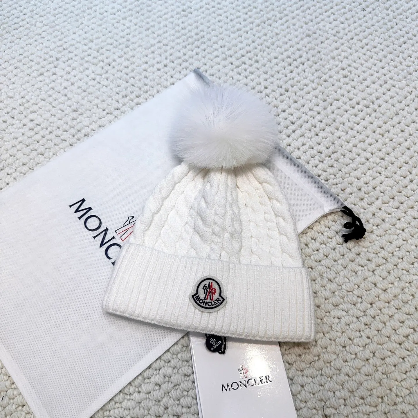 P80 with dust bag, high version Moncler Moncler 💥Official website classic knitted hat, replica of the original. Very soft and skin-friendly, very elastic 💓 Textured and very versatile style ~ Warm cashmere woolen hat, one size fits all and elastic ~ Unisex, can be worn by any head size. Super quality, highly recommended