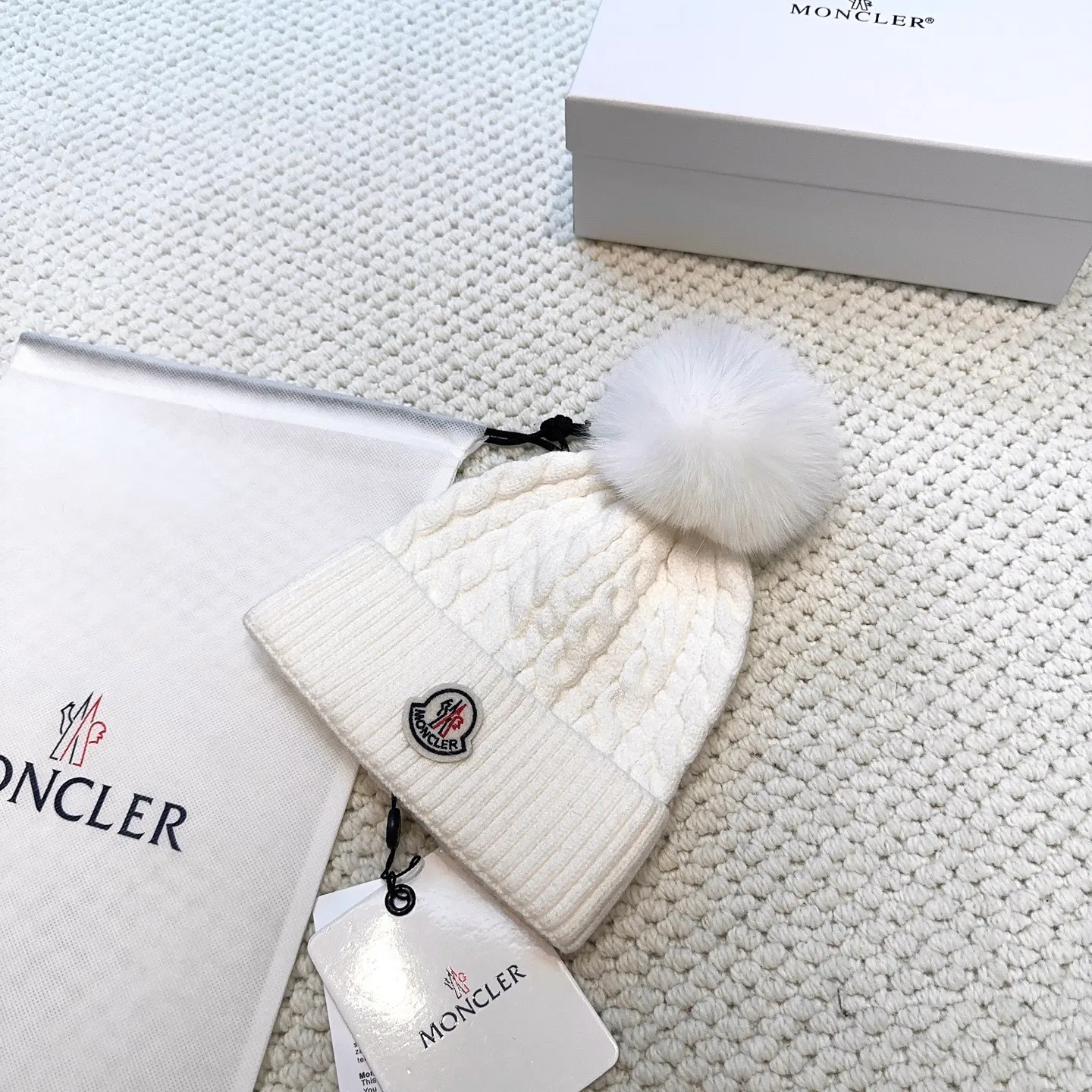 P80 with dust bag, high version Moncler Moncler 💥Official website classic knitted hat, replica of the original. Very soft and skin-friendly, very elastic 💓 Textured and very versatile style ~ Warm cashmere woolen hat, one size fits all and elastic ~ Unisex, can be worn by any head size. Super quality, highly recommended