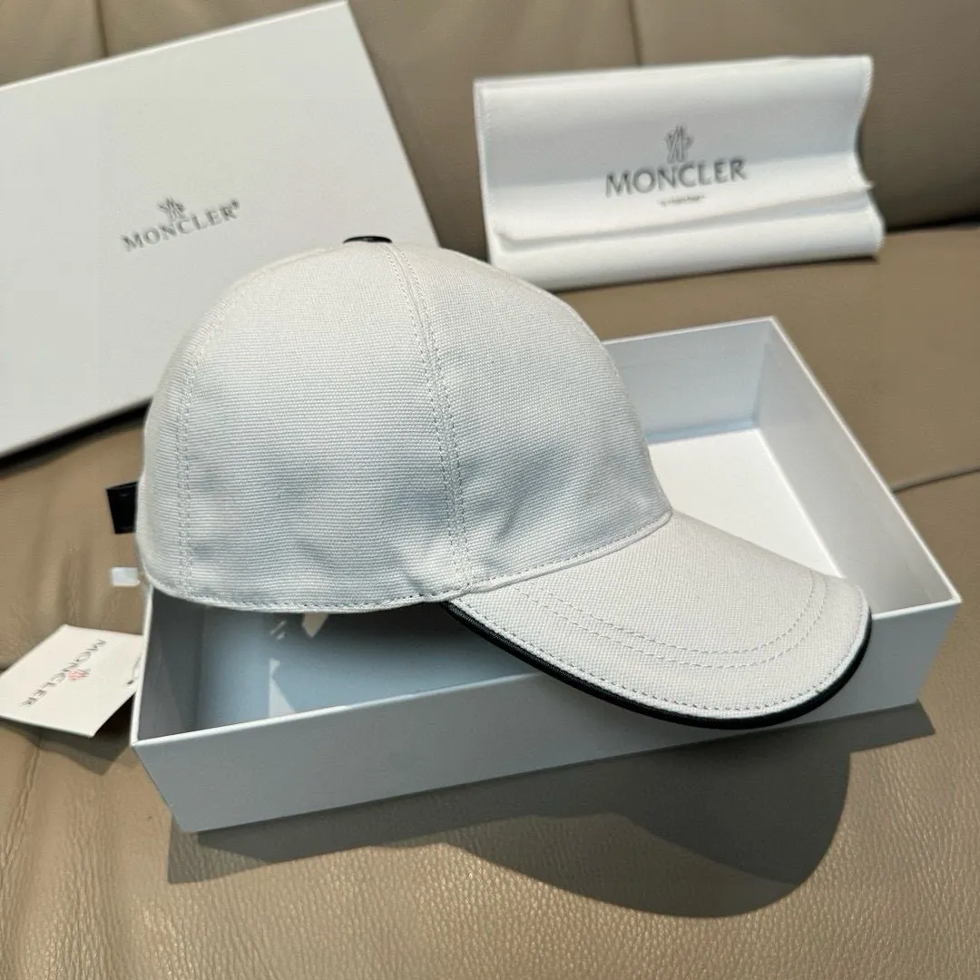 p90., Moncler muzzle classic original baseball cap, classic and popular style, 1:1 mold opening and customization at the counter, original canvas fabric + first layer of cowhide, pure cotton lining, light and breathable! The quality is great, the basic head circumference is 56cm, and the patch is adjustable.