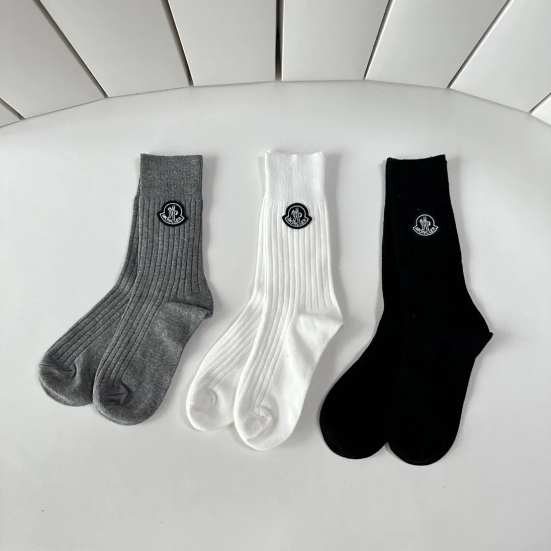 Special P110💛Comes with packaging Moncler’s new classic mid-length accessories socks, piles of socks! Three pairs in a box, synchronized tube socks from the counter, 💛 big brands are out on the street, a must-have for fashionistas 🔥 very easy to match.