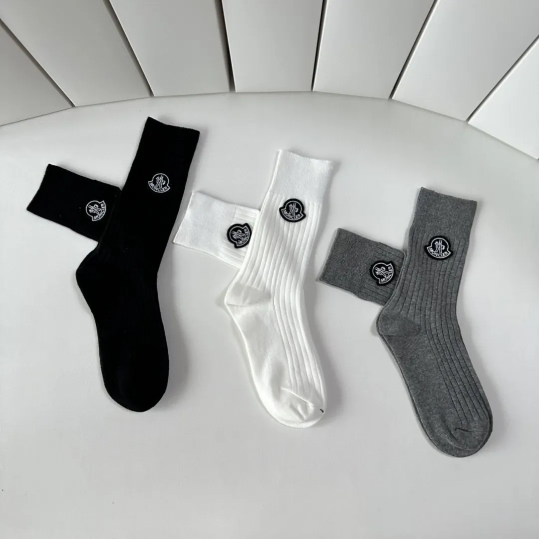 Special P110💛Comes with packaging Moncler’s new classic mid-length accessories socks, piles of socks! Three pairs in a box, synchronized tube socks from the counter, 💛 big brands are out on the street, a must-have for fashionistas 🔥 very easy to match.