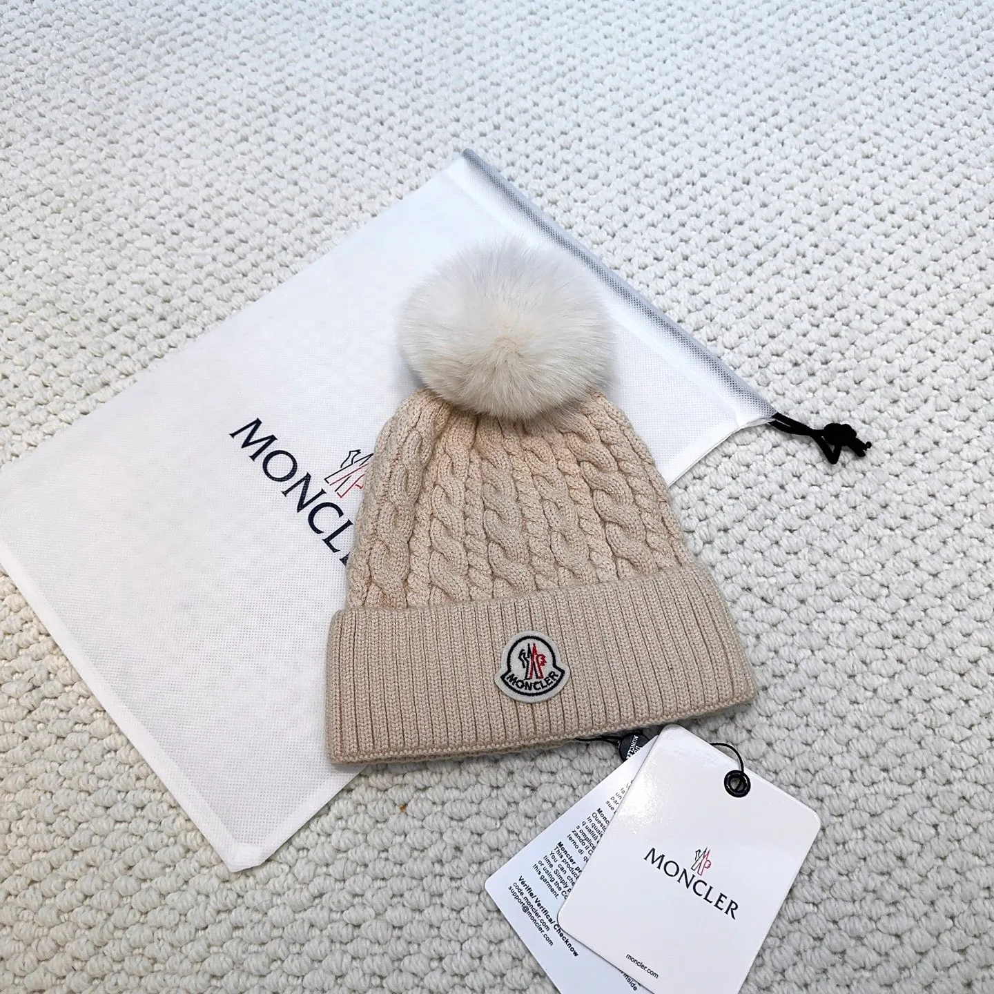 P80 with dust bag, high version Moncler Moncler 💥Official website classic knitted hat, replica of the original. Very soft and skin-friendly, very elastic 💓 Textured and very versatile style ~ Warm cashmere woolen hat, one size fits all and elastic ~ Unisex, can be worn by any head size. Super quality, highly recommended