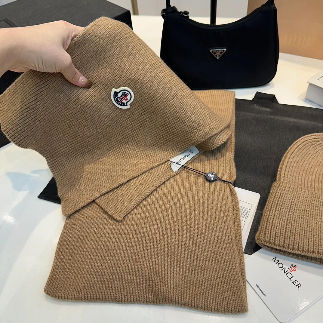 P160 Moncler muzzle suit autumn and winter style cuffed wool knitted beanie High quality customization! This must be my favorite of minimalism. It is clean, neat, fashionable and versatile, and will definitely not be picky about your face shape! A fashionable classic that lasts forever! Both men and women are welcome!