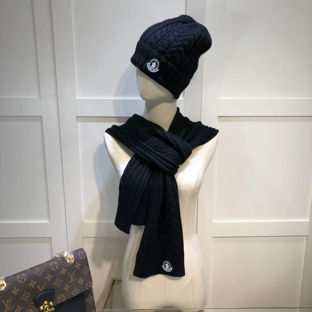 P230 [Wool suit hat] MONCLER classic suit hat! Hat ➕Scarf! It's warm and super comfortable~A great tool for young ladies to reduce their age in winter~This winter, all you need is a set of hats~It's warm and fashionable! Unisex model! Can be made as a couple model! Complete range of anti-counterfeiting labels and elevators! Many styles, welcome to choose!!