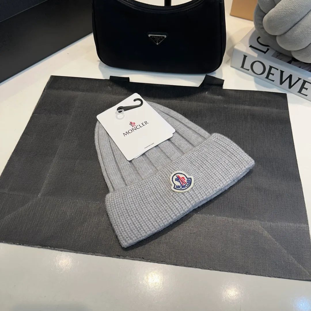 P50 Moncler 2025 early autumn and winter classic knitted hat, original replica. Very soft and skin-friendly, very elastic 💓 Textured and very versatile style ~ Warm cashmere woolen hat, one size fits all and elastic ~ Unisex, can be worn by any head circumference. Super good quality, highly recommended