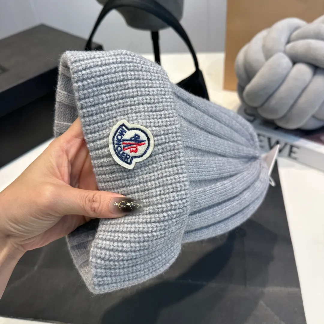 P50 Moncler 2025 early autumn and winter classic knitted hat, original replica. Very soft and skin-friendly, very elastic 💓 Textured and very versatile style ~ Warm cashmere woolen hat, one size fits all and elastic ~ Unisex, can be worn by any head circumference. Super good quality, highly recommended