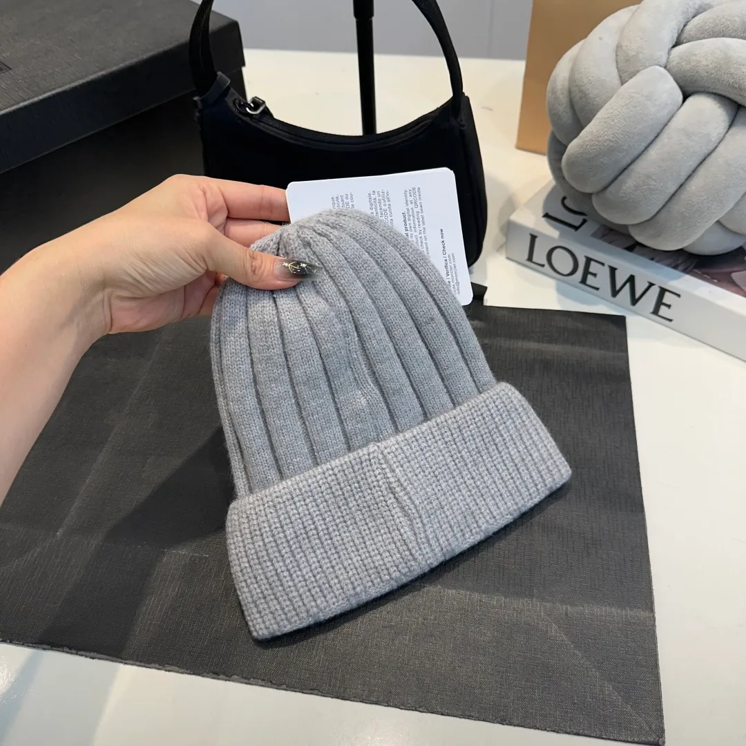 P50 Moncler 2025 early autumn and winter classic knitted hat, original replica. Very soft and skin-friendly, very elastic 💓 Textured and very versatile style ~ Warm cashmere woolen hat, one size fits all and elastic ~ Unisex, can be worn by any head circumference. Super good quality, highly recommended
