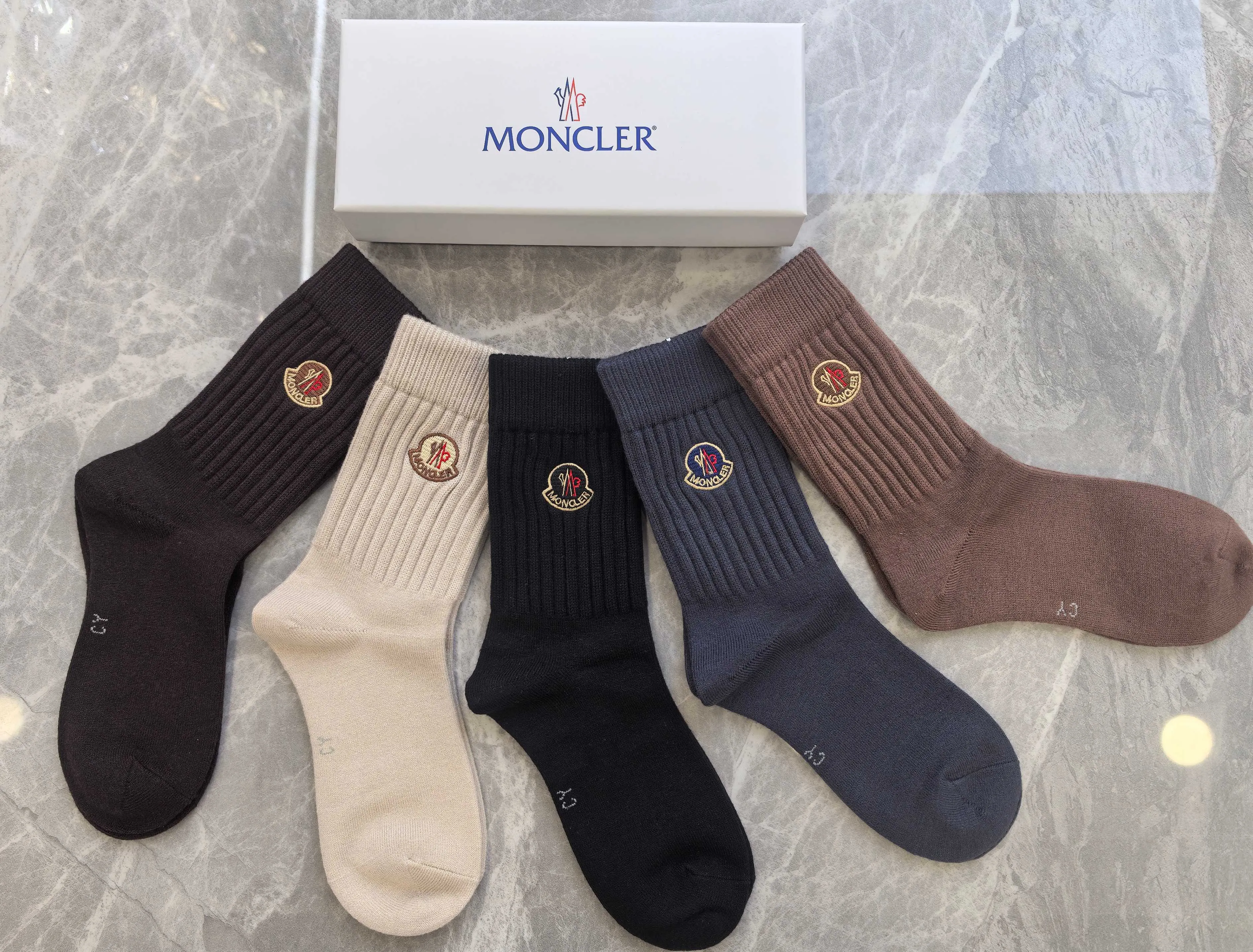 Special P100💛 Comes with counter packaging MONCLER’s latest cashmere embroidered mid-length pile socks! Five pairs in a box, synchronized tube socks at the counter, 💛 big brands are out, a must-have for fashionistas 🔥 super easy to match