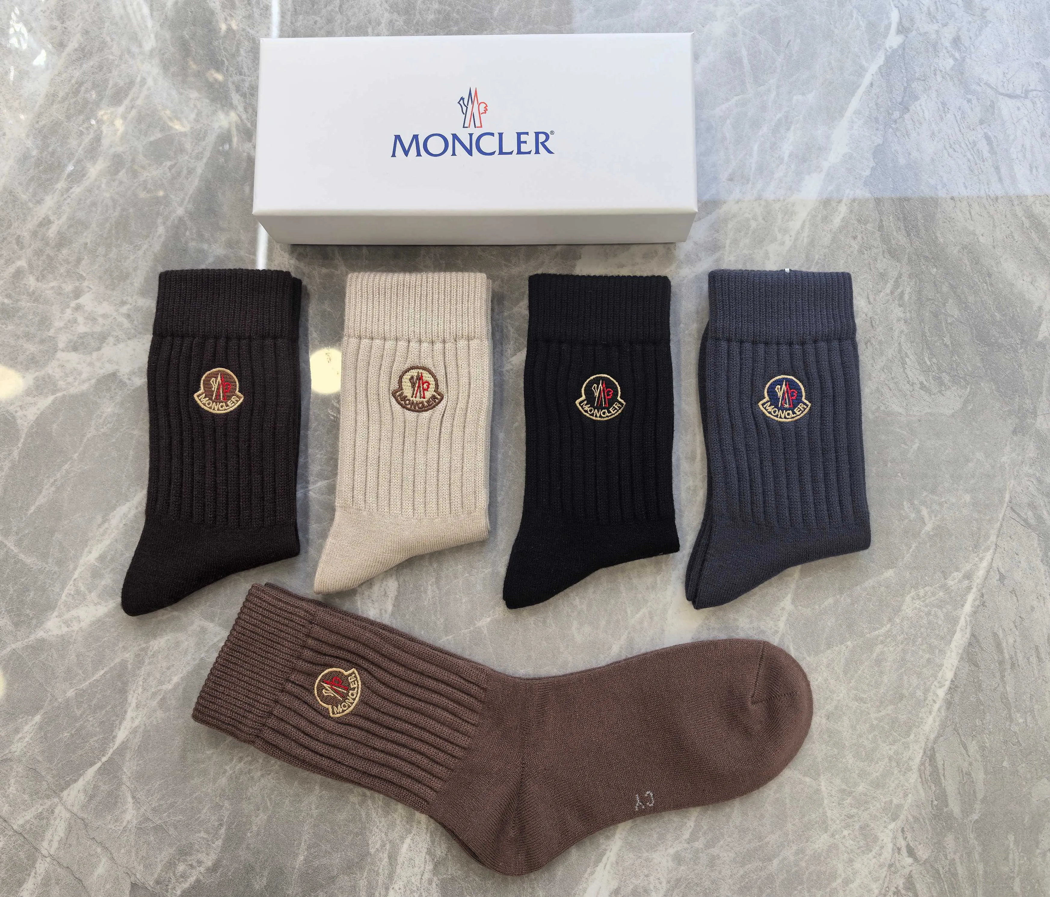 Special P100💛 Comes with counter packaging MONCLER’s latest cashmere embroidered mid-length pile socks! Five pairs in a box, synchronized tube socks at the counter, 💛 big brands are out, a must-have for fashionistas 🔥 super easy to match