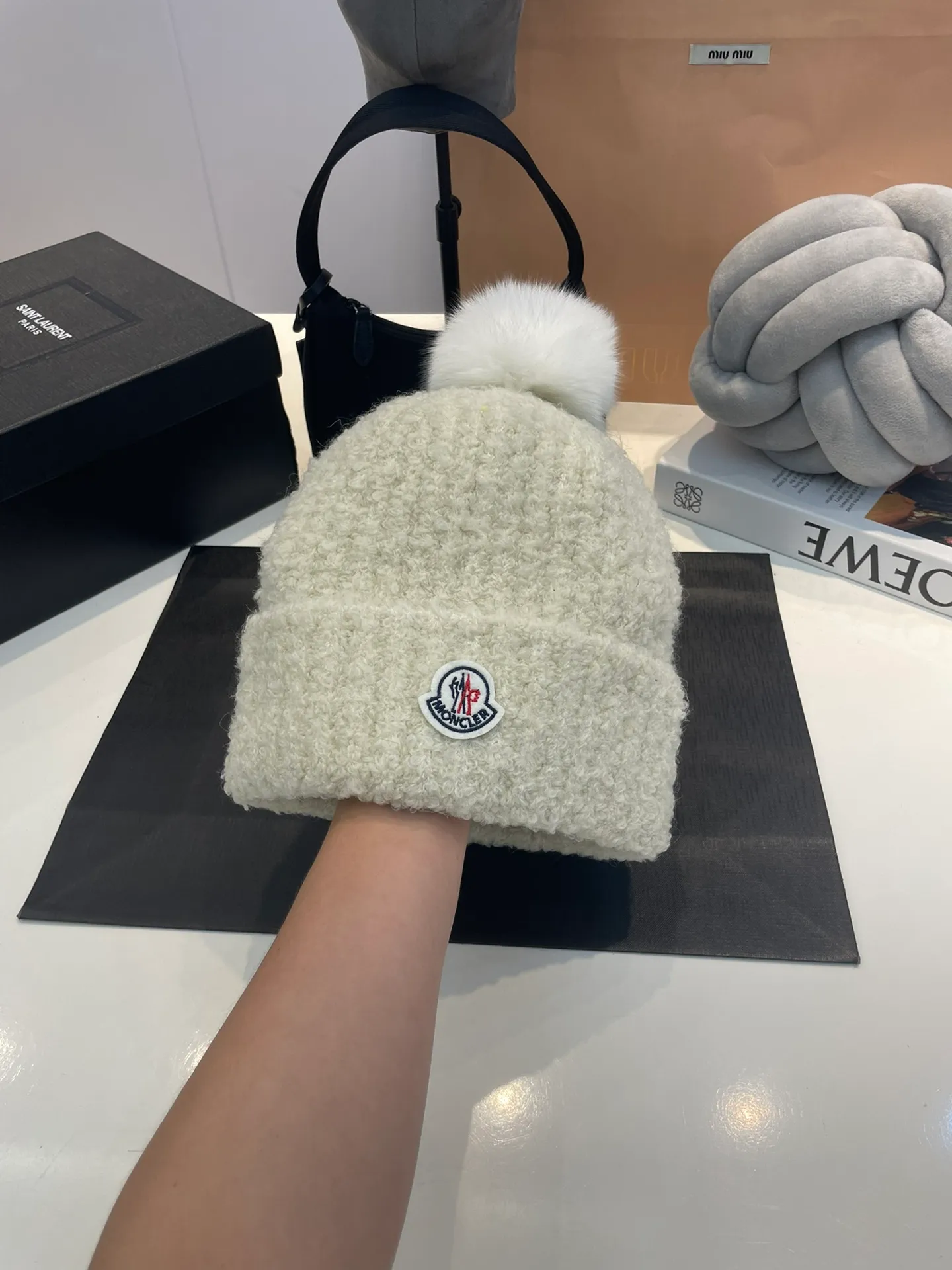 P80 MONCLER 🎩Knitted lamb thick-thread beanie, with real wool balls, good quality, high-end, and super soft! Super hot💖The texture is great and it’s great to match when out on the street! Fashion trends! A must-have item for winter, the same style for men and women, get it now!