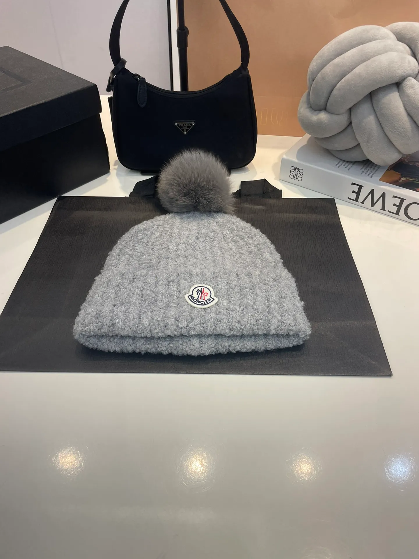 P80 MONCLER 🎩Knitted lamb thick-thread beanie, with real wool balls, good quality, high-end, and super soft! Super hot💖The texture is great and it’s great to match when out on the street! Fashion trends! A must-have item for winter, the same style for men and women, get it now!