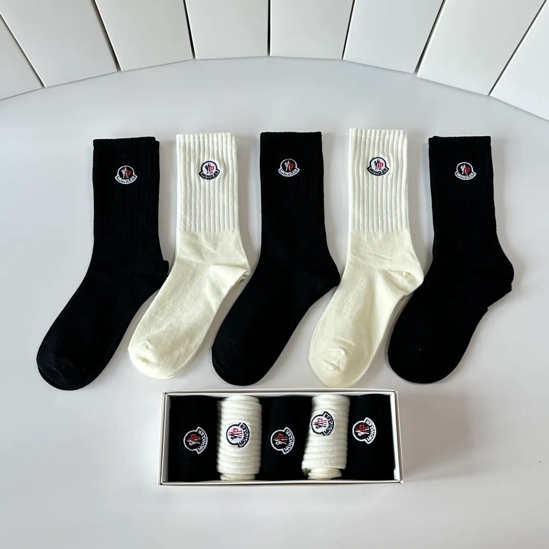 Special P100 💛 Comes with counter packaging MONCLER’s latest mid-length embroidered socks! Five pairs in a box, synchronized tube socks at the counter, 💛 big brands are out, a must-have for fashionistas 🔥 super easy to match