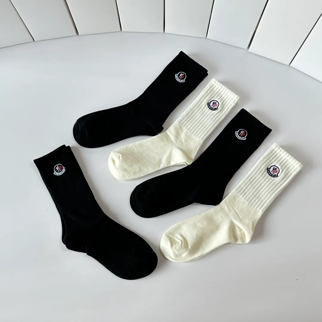 Special P100 💛 Comes with counter packaging MONCLER’s latest mid-length embroidered socks! Five pairs in a box, synchronized tube socks at the counter, 💛 big brands are out, a must-have for fashionistas 🔥 super easy to match