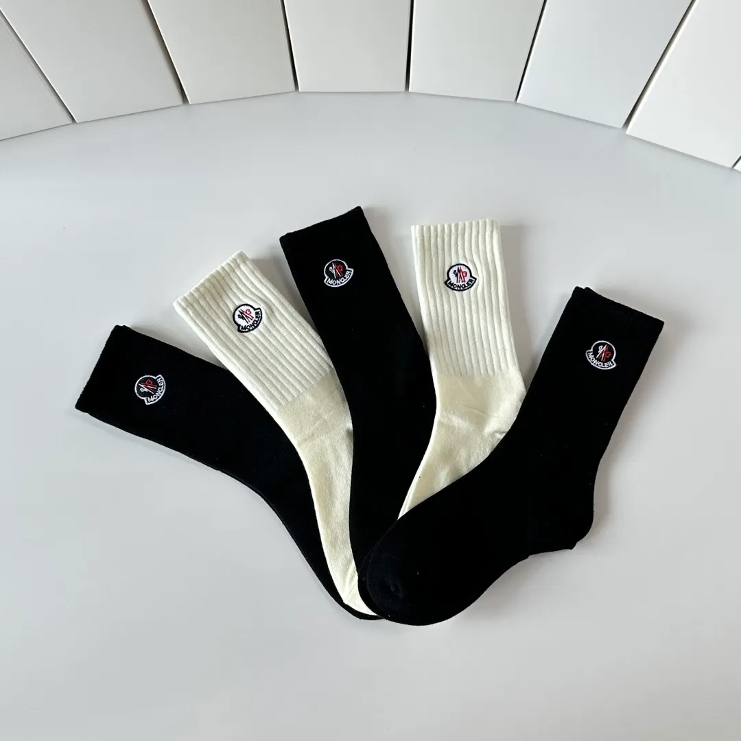 Special P100 💛 Comes with counter packaging MONCLER’s latest mid-length embroidered socks! Five pairs in a box, synchronized tube socks at the counter, 💛 big brands are out, a must-have for fashionistas 🔥 super easy to match