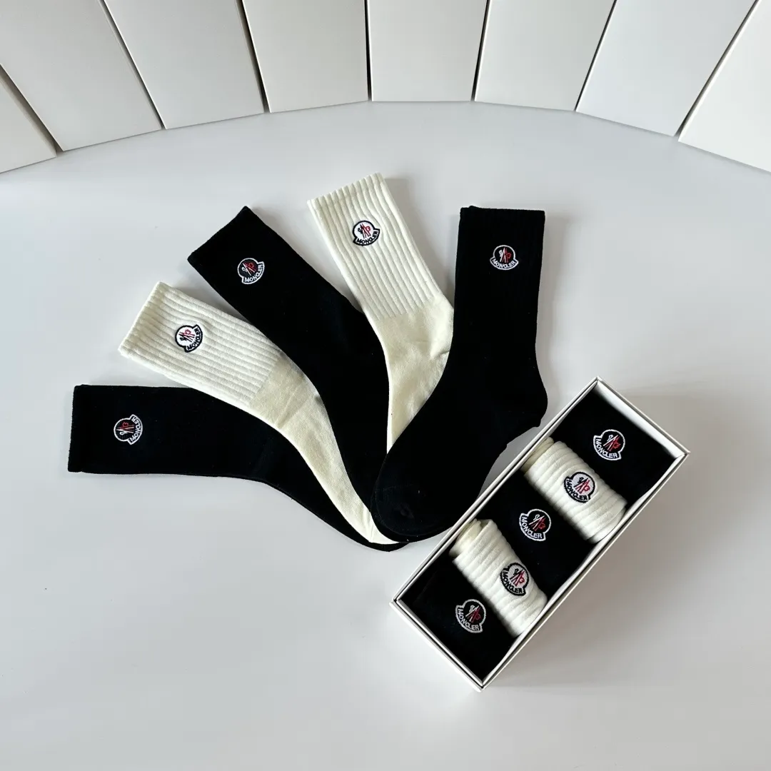 Special P100 💛 Comes with counter packaging MONCLER’s latest mid-length embroidered socks! Five pairs in a box, synchronized tube socks at the counter, 💛 big brands are out, a must-have for fashionistas 🔥 super easy to match