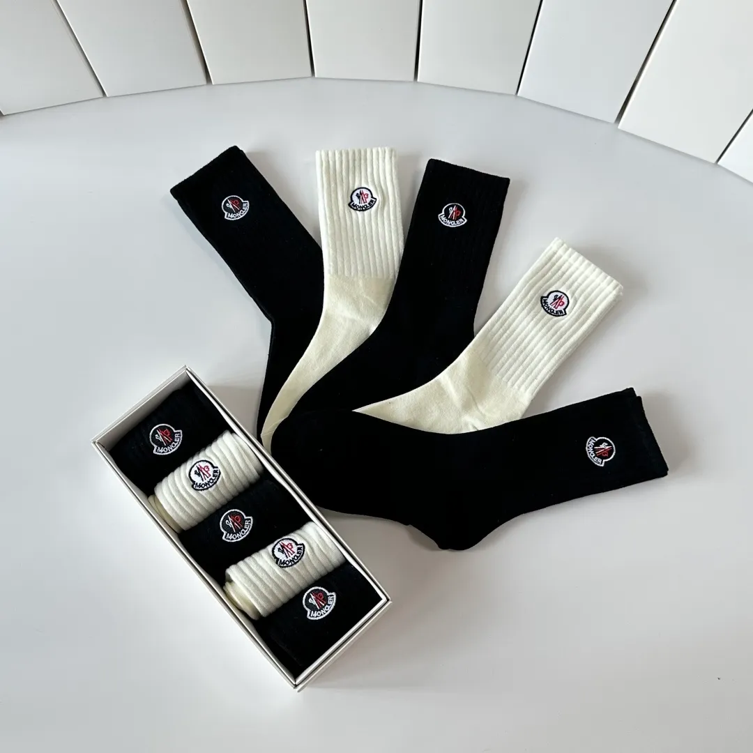 Special P100 💛 Comes with counter packaging MONCLER’s latest mid-length embroidered socks! Five pairs in a box, synchronized tube socks at the counter, 💛 big brands are out, a must-have for fashionistas 🔥 super easy to match