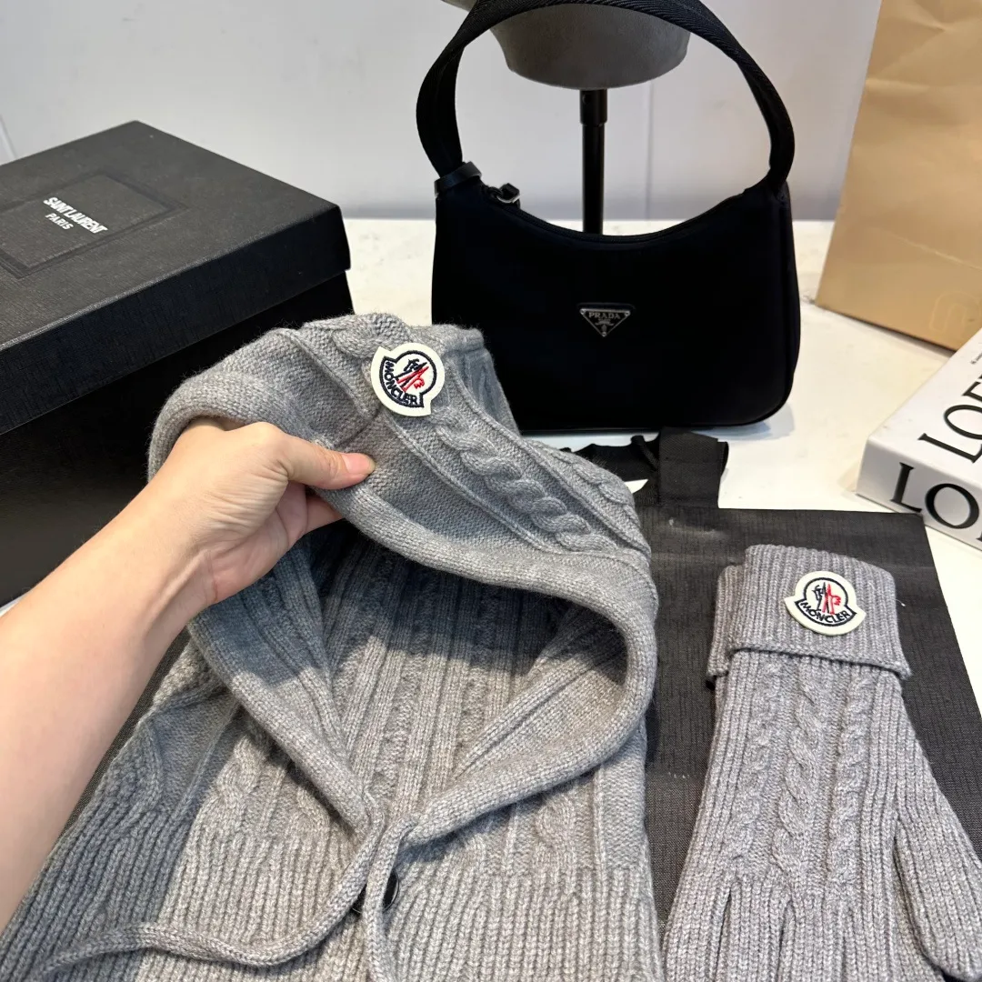 p140 Moncler Mouth Cover Set Hat + Gloves Autumn and Winter Knitted Beanie Hat This must be my favorite of minimalism. It is clean, neat, fashionable and versatile, and will definitely not be picky about your face shape! A fashionable classic that lasts forever!