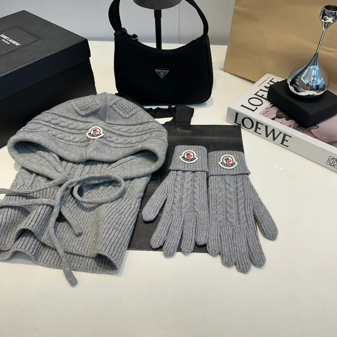 p140 Moncler Mouth Cover Set Hat + Gloves Autumn and Winter Knitted Beanie Hat This must be my favorite of minimalism. It is clean, neat, fashionable and versatile, and will definitely not be picky about your face shape! A fashionable classic that lasts forever!