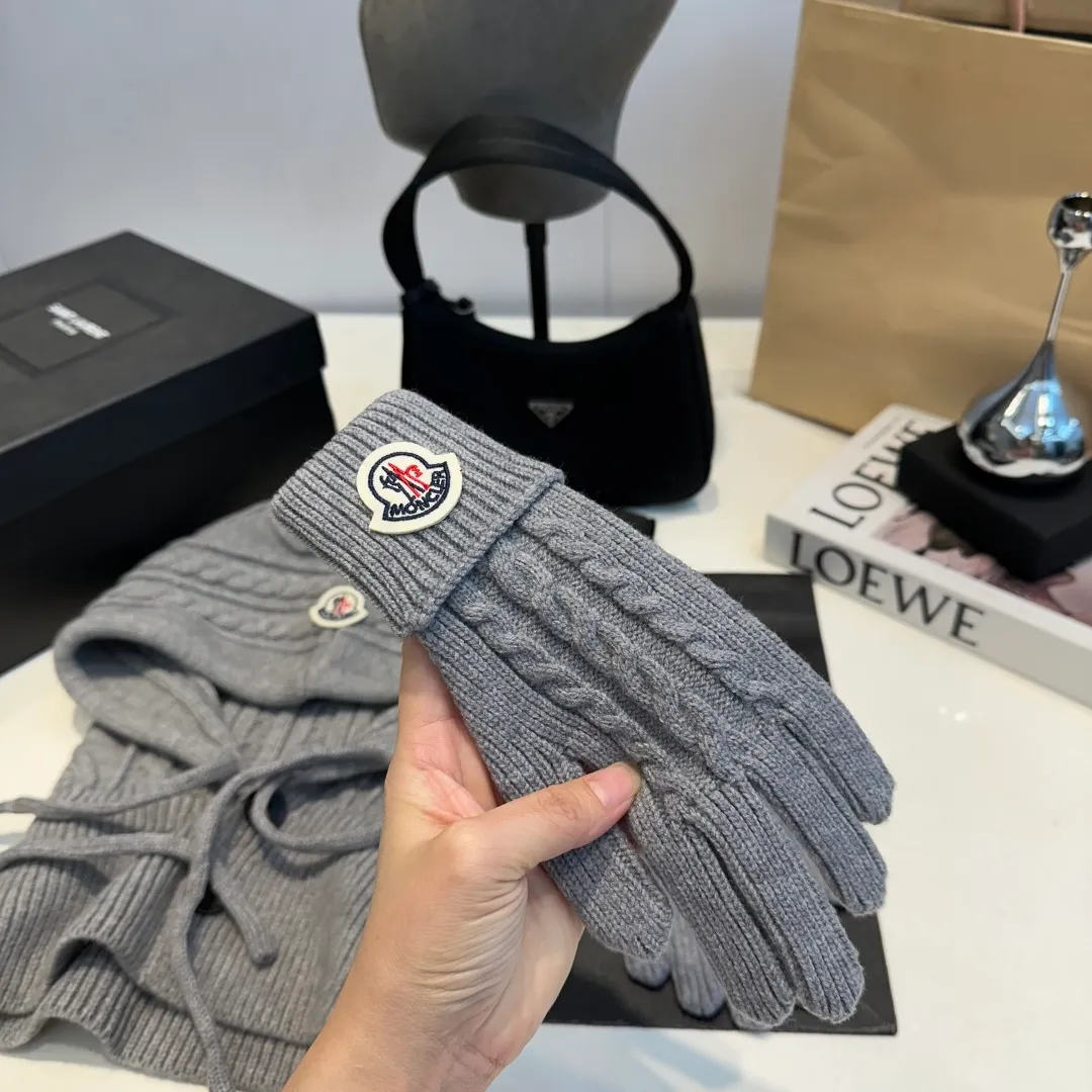 p140 Moncler Mouth Cover Set Hat + Gloves Autumn and Winter Knitted Beanie Hat This must be my favorite of minimalism. It is clean, neat, fashionable and versatile, and will definitely not be picky about your face shape! A fashionable classic that lasts forever!