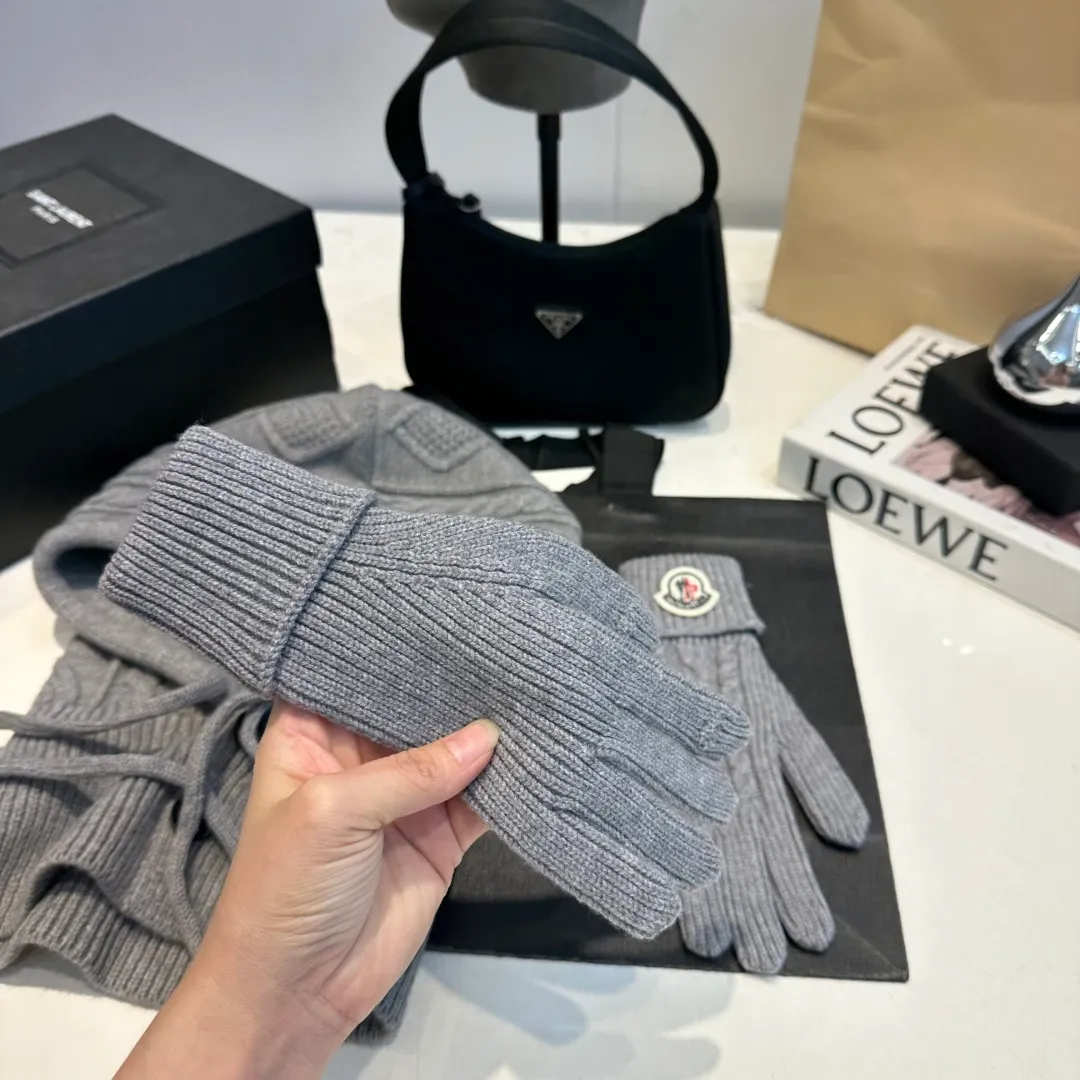 p140 Moncler Mouth Cover Set Hat + Gloves Autumn and Winter Knitted Beanie Hat This must be my favorite of minimalism. It is clean, neat, fashionable and versatile, and will definitely not be picky about your face shape! A fashionable classic that lasts forever!