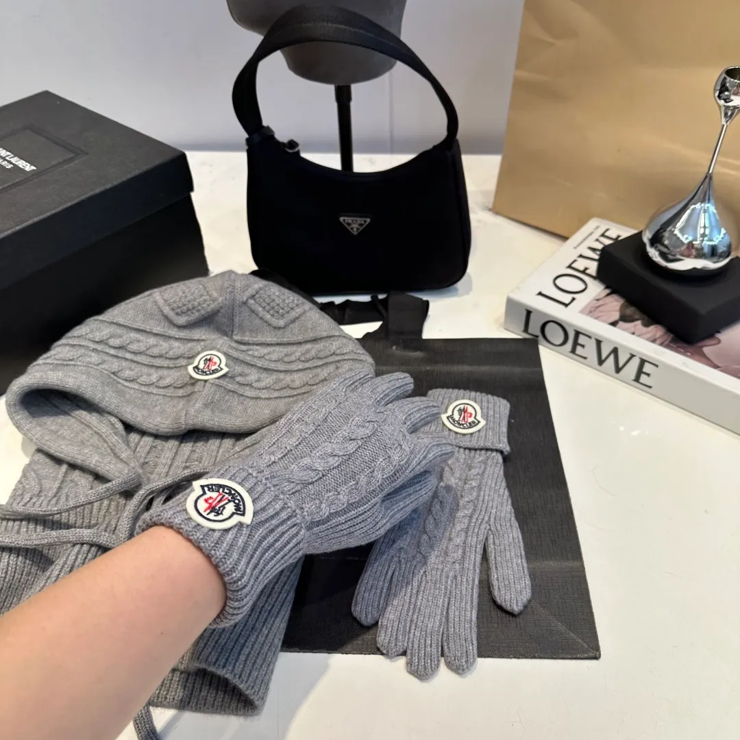 p140 Moncler Mouth Cover Set Hat + Gloves Autumn and Winter Knitted Beanie Hat This must be my favorite of minimalism. It is clean, neat, fashionable and versatile, and will definitely not be picky about your face shape! A fashionable classic that lasts forever!