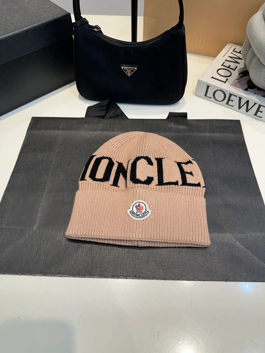 P46 Moncler 💥 Official website classic knitted hat, replica of the original. Very soft and skin-friendly, very elastic 💓 Textured and very versatile style ~ Warm cashmere woolen hat, one size fits all and elastic ~ Unisex, can be worn by any head size. Super quality, highly recommended