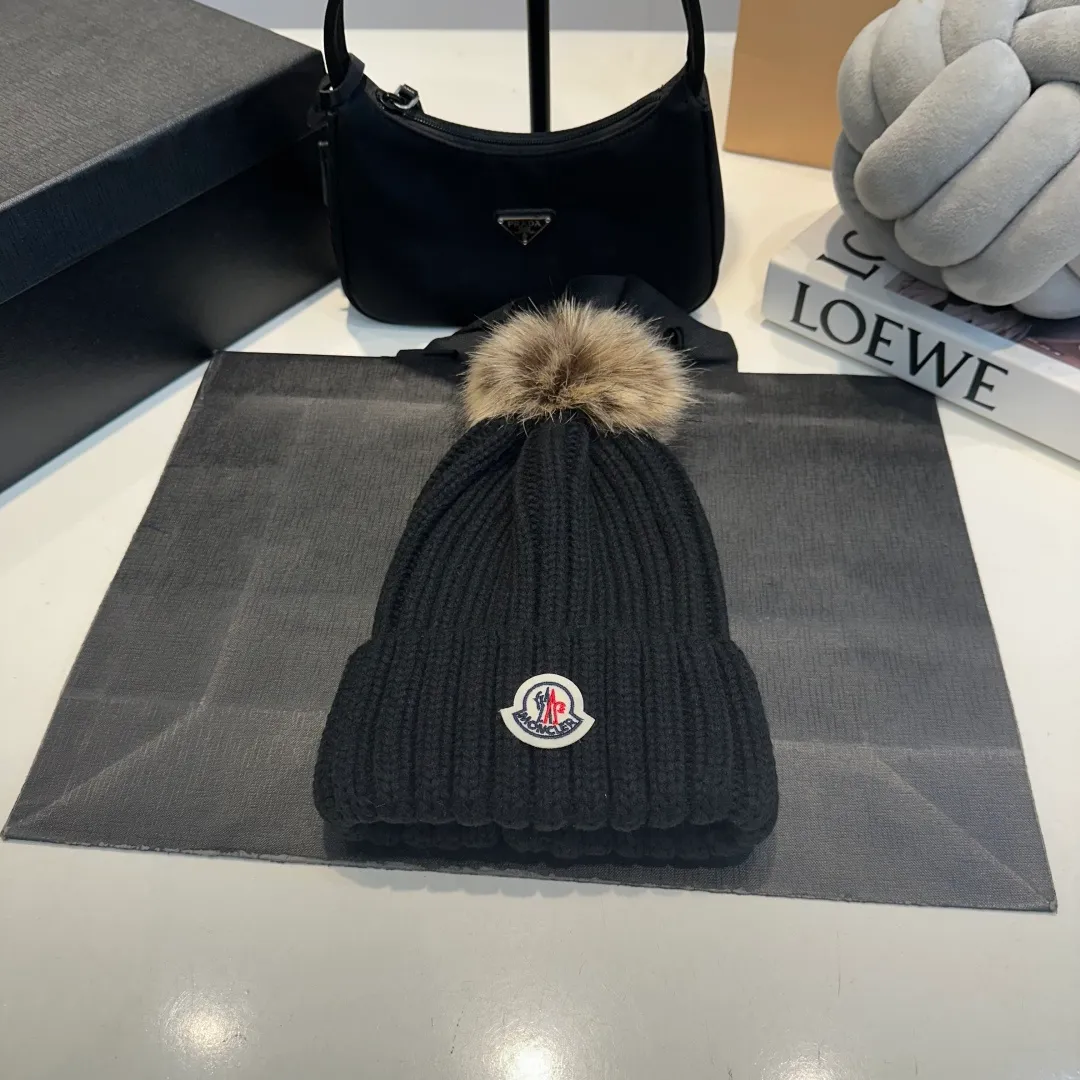 P50 high version Moncler Moncler 💥 Official website classic knitted hat, replica of the original. Very soft and skin-friendly, very elastic 💓 Textured and very versatile style ~ Warm cashmere woolen hat, one size fits all and elastic ~ Unisex, can be worn by any head size. Super quality, highly recommended