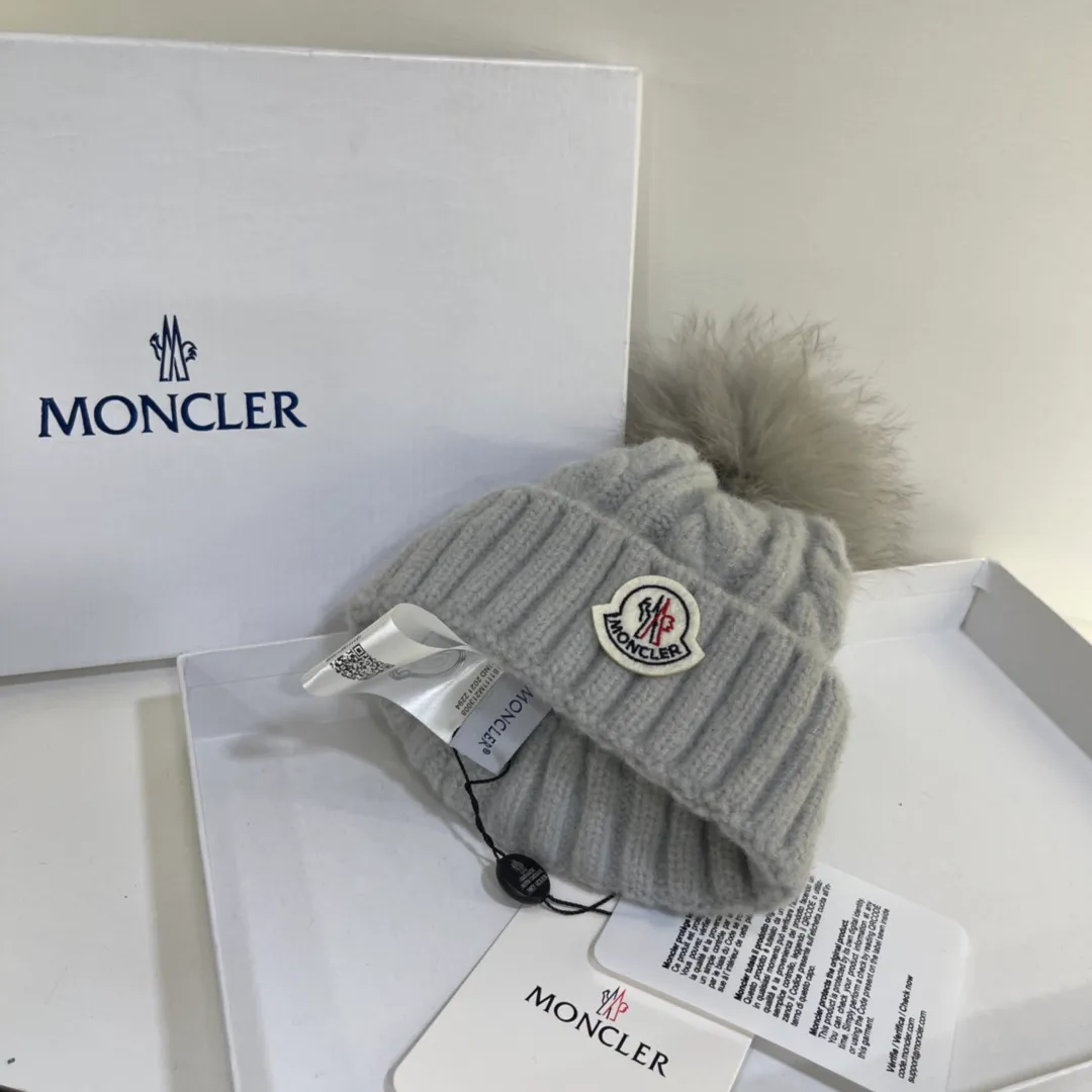 Moncler Mouth Twist Beanie Fashionable and Versatile Style